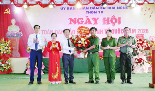Tập thể Công an xã Tam Nông tặng hoa chúc mừng