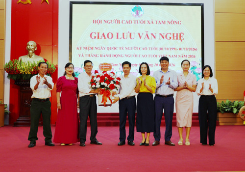 Lãnh đạo xã Tam Nông tặng hoa chúc mừng Hội Người Cao tuổi