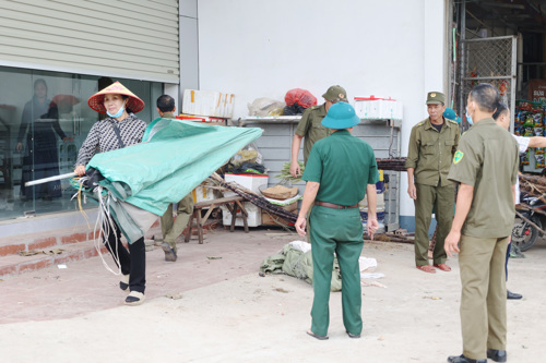 Một số hình ảnh của lực lượng trong công tác tuyên truyển, vận động, hỗ trợ hộ kinh doanh dọn dẹp giải phóng khu vực chợ.