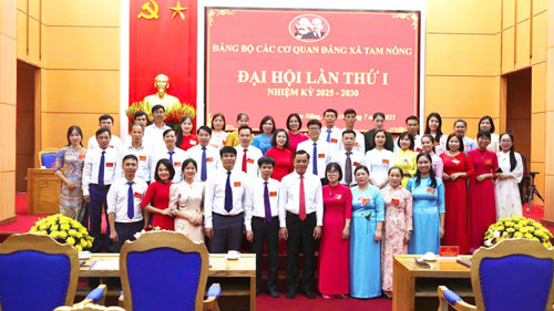 Các đại biểu chụp ảnh lưu niệm