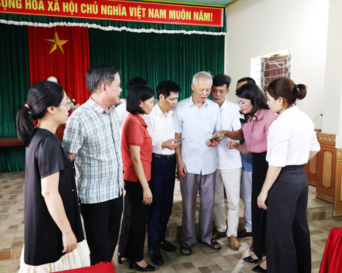 Hướng dẫn đảng viên về công tác chuyển đổi số trên thiết bị điện thoại di động thông minh