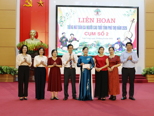 Lãnh đạo xã và Hội NCT xã Tam Nông trao giải Xuất sắc cho đơn vị NCT xã Tam Nông