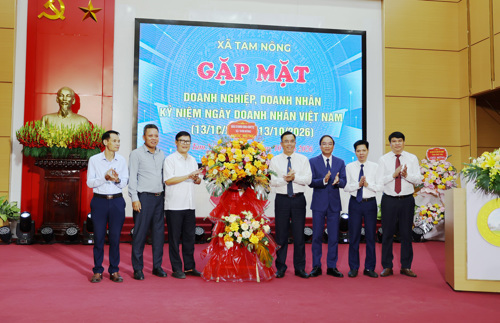 Thường trực Đảng ủy xã Tam Nông tặng hoa chúc mừng