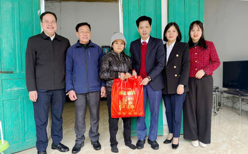 PBT Thường trực Đảng ủy xã Nguyễn Tuấn Ngọc trao quà cho bà Nguyễn Thị Phương khu 3 Hưng Hóan