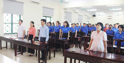 Các đại biểu thực hiện nghi thức Chào cờ