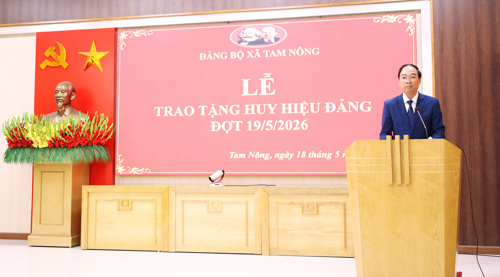 Đồng chí Đỗ Hùng Sơn - PBT Đảng ủy, Chủ tịch UBND xã Tam Nông phát biểu chúc mừng các đảng viên đượng nhận Huy hiệu Đảng đợt 19/5/2026