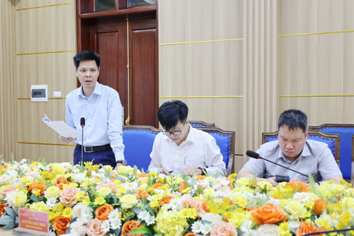 Đồng chí Nguyễn Tuấn Ngọc - PBT Thường trực Đảng ủy xã phát biểu tại hội nghị