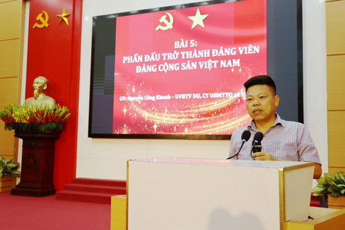 Đồng chí Nguyễn Công Khanh - UVBTV, Chủ tịch UBMTTQ Việt Nam xã Hiền Quan trực tiếp truyền đạt Chuyên đề 5 - Phấn đấu trở thành đảng viên Đảng Cộng sản Việt Nam.