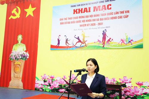 Đồng chí Cao Thị Thu Phương - UVBTV, Phó Chủ tịch UBND xã phát biểu chúc mừng