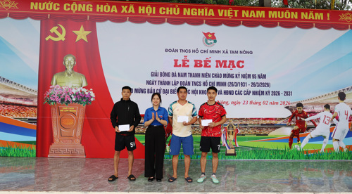 Đồng chí Nguyễn Thị Phương - ĐUV, PCT UBMTTQ xã Tam Nông đồng thời là Bí thư Đoàn Thanh niên xã trao Giải Khuyến khích cho 3 đội bóng FC Hưng Hóa - FC Hữu Hà và FC Gò Bảo Châu