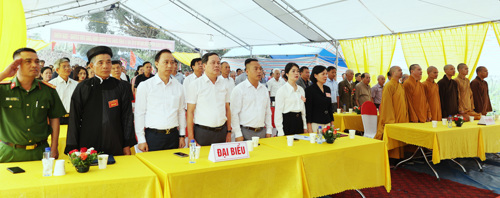 Các đại biểu thực hiện nghi lễ chào cờ