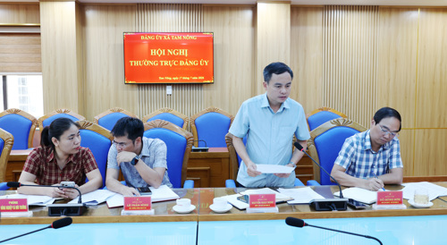 Đồng chí Nguyễn Ngọc Minh - UVBTV, Phó Chủ tịch UBND xã phát biểu tại hội nghị