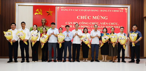 Lãnh đạo xã Tam Nông tặng hoa chúc mừng sinh nhật các đồng chí cán bộ, công chức, viên chức, người lao động có ngày sinh trong tháng 7