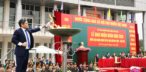 Lãnh đạo xã Lâm Thao thắp sáng ngọn đuốc tại Lễ giao nhận quân