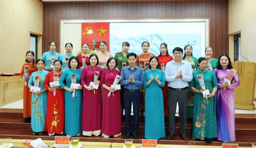 Các đại biểu chụp ảnh lưu niệm