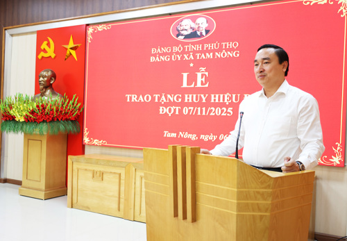 Đồng chí Đặng Mai Sơn - Tỉnh ủy viên, Phó Giám đốc Sở Nội vụ tỉnh Phú Thọ phát biểu chúc mừng