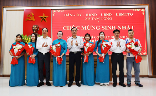 Thường trực Đảng ủy tặng hoa chúc mừng sinh nhật các đồng chí có ngày sinh trong tháng 3