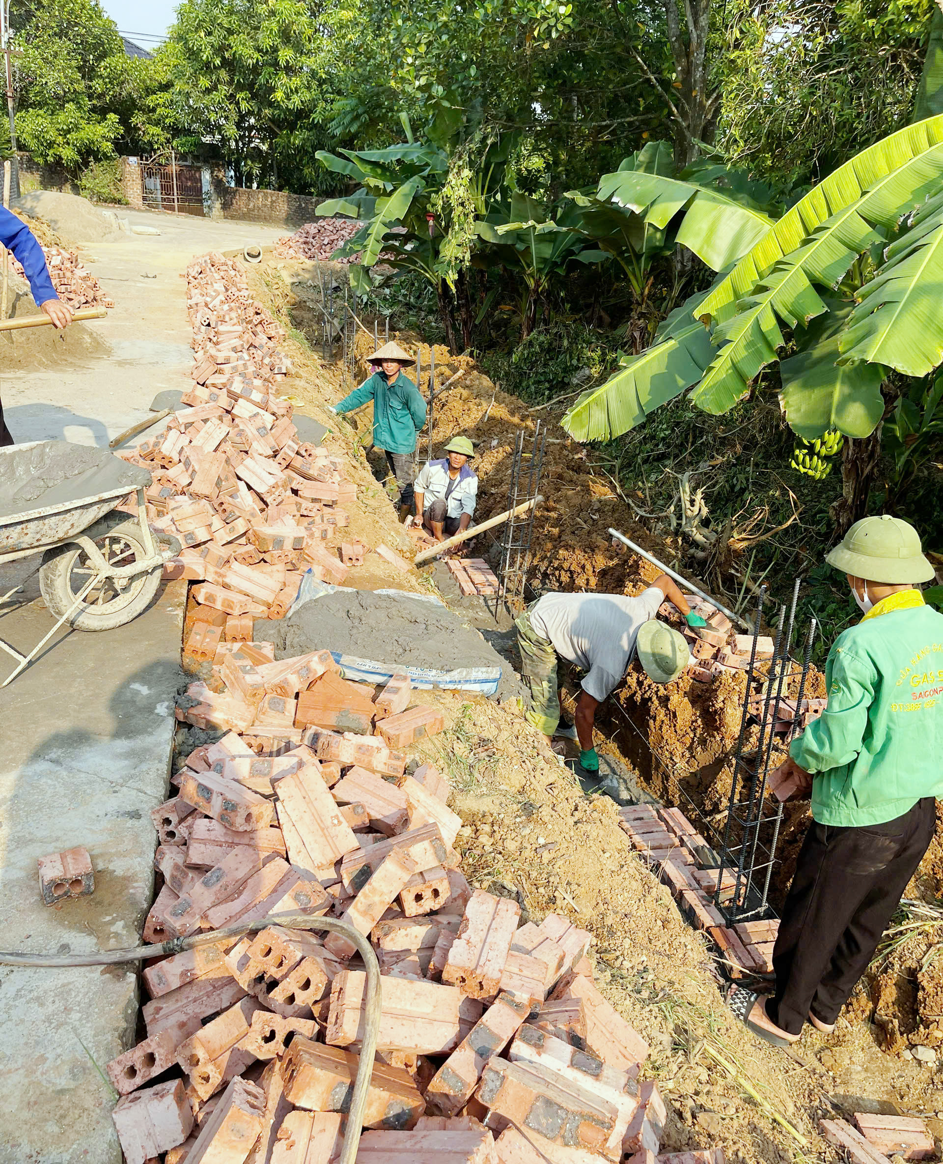 THÔN 1, XÃ TAM NÔNG - SỨC MẠNH LÒNG DÂN TRONG MỞ RỘNG, BÊ TÔNG HOÁ ĐƯỜNG GIAO THÔNG NÔNG THÔN.