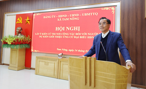 Đồng chí Quách Hải Lý - Bí thư Đảng ủy, Chủ tịch HĐND xã phát biểu tại hội nghị