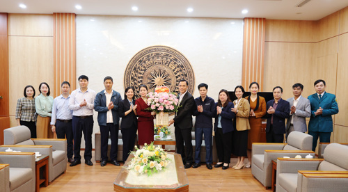 Đồng chí Quách Hải Lý - Bí thư Đảng ủy, Chủ tịch HĐND xã cùng lãnh đạo xã tặng hoa chúc mừng Phòng Văn hóa - Xã hội cùng các thầy cô giáo xã Tam Nông.