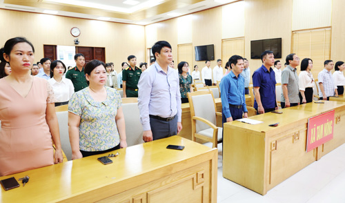 Các đại biểu thực hiện Lễ Chào cờ