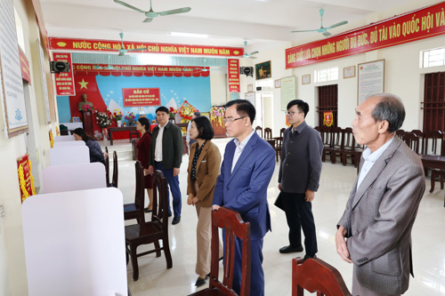 Kiểm tra khu vực bỏ phiếu tại NVH khu 3 Hương Nộn