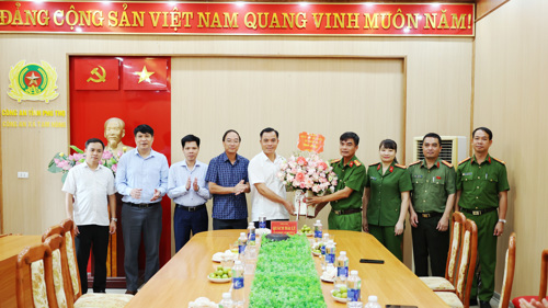 Lãnh đạo Đảng ủy, HĐND, UBND, UBMTTQ xã Tam Nông tặng hoa chúc mừng Lực lượng Công an xã