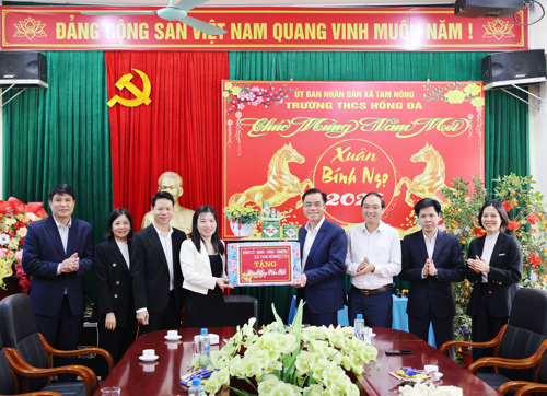Lãnh đạo xã thăm và chúc tết tại Trường THCS Hồng Đà