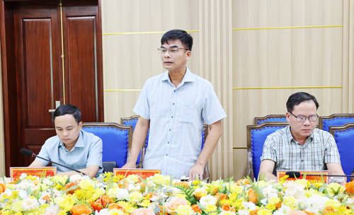 Lãnh đạo Công an xã phát biểu tại hội nghị