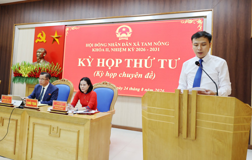 Đồng chí Đặng Hải Đăng - ĐUV, Chánh Van phòng HĐND&UBND, Thư ký thông qua Nghị quyết tại Kỳ họp