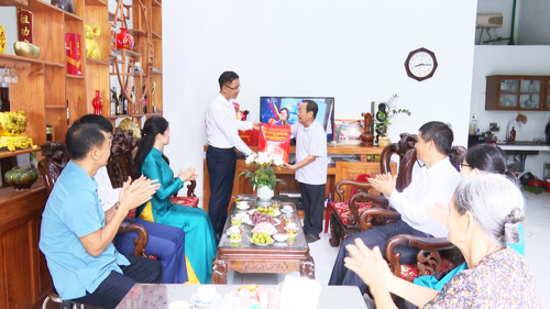 Đồng chí Quách Hải Lý - Bí thư Đảng ủy, Chủ tịch HĐND xã thăm và trao quà cho thương binh tại thôn 2