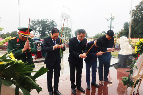 Các đồng chí lãnh đạo xã Tam Nông dâng hương