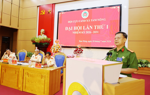 Đại tá Hà Minh Tân - Chủ tịch Hội Cựu CAND tỉnh, nguyên Phó Giám đốc Công an tỉnh Phú Thọ phát biểu chúc mừng Đại hội