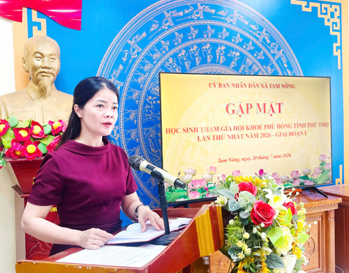 Đồng chí Lê Thị Thanh Tâm - Đảng ủy viên, Trưởng Phòng Văn hóa - Xã hội xã Tam Nông thay mặt đoàn VĐV phát biểu cảm ơn