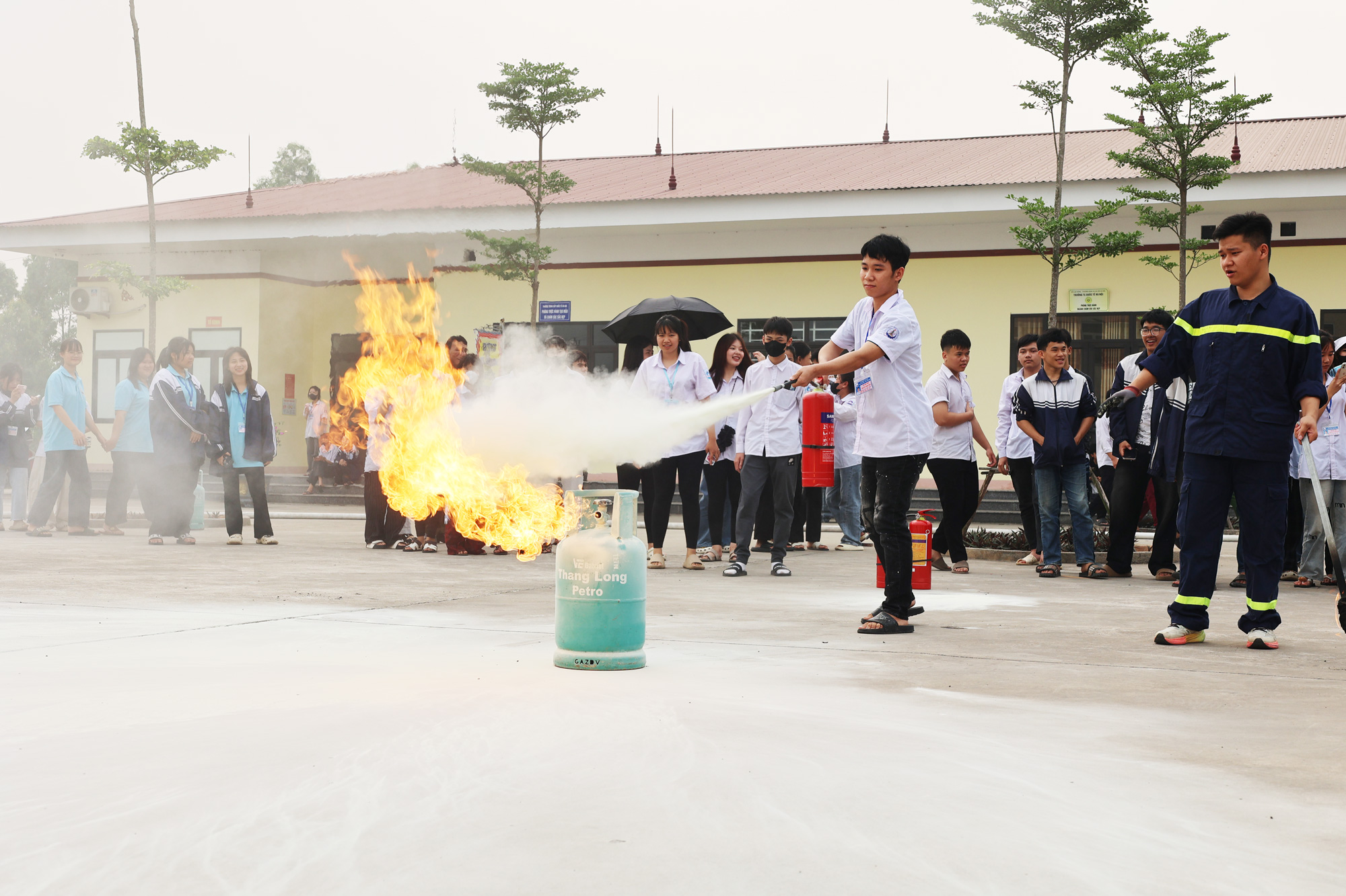 TRẢI NGHIỆM KỸ NĂNG PHÒNG CHÁY CHỮA CHÁY VÀ CỨU NẠN CỨU HỘ 