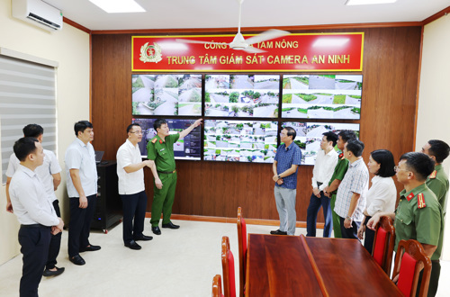 Các đại biểu thăm quan Trung tâm giám sát Camera an ninh