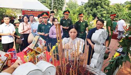 Đồng chí Cao Thị Thu Phương - Ủy viên Ban Thường vụ, Phó Chủ tịch UBND xã Tam Nông cùng các đại biểu tham gia dâng hương tại NTLS xã Phù Ninh, tỉnh Phú Thọ