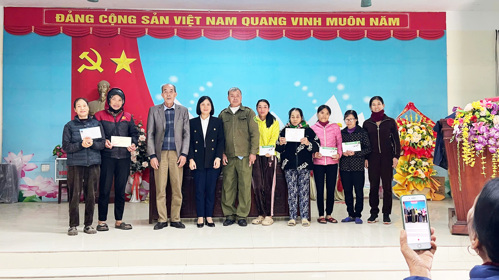 Đồng chí Cao Thị Thu Phương - PCT UBND xã trao quà tại khu 3 Hương Nộn