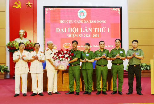 Công an xã Tam Nông tặng hoa chúc mừng Đại hội