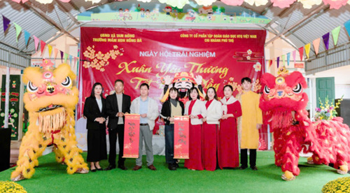 Thầy Đồ trao chữ