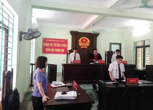 Đồng chí Phạm Thị Thuỳ Linh trực tiếp thực hành quyền công tố và kiểm sát xét xử đối với vụ án hình sự được xét xử dưới hình thức trực tuyến.