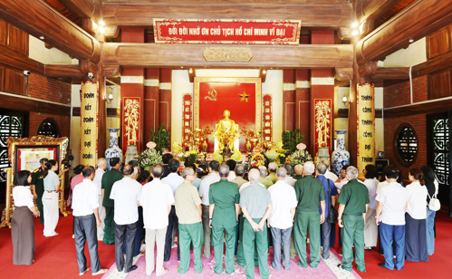 Nhà tưởng niệm Bác Hồ