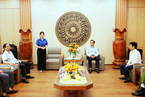 Đồng chí Nguyễn Thị Phương - ĐUV, Phó Chủ tịch UBMTTQ xã đồng thời là Bí thư Đoàn xã hứa quyết tâm trước các đồng chí lãnh đạo xã