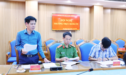 Đồng chí Nguyễn Tuấn Ngọc - Phó Bí thư Thường trực Đảng ủy xã phát biểu tại hội nghị