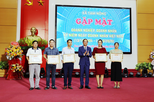 Lãnh đạo xã Tam Nông khen thưởng cho các tập thể và cá nhân Doanh nhân - Doanh nghiệp