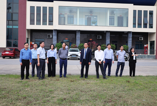 Đồng chí Quách Hải Lý - Bí thư Đảng ủy, Chủ tịch HĐND xã cùng đoàn công tác đến thăm, động viên và chúc tết Trung tâm Dịch vụ sự nghiệp công xã Tam Nông