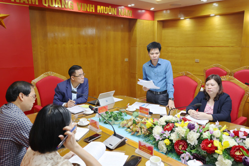 Đồng chí Nguyễn Tuấn Ngọc - Phó Bí thư Thường trực Đảng ủy xã phát biểu tại hội nghị