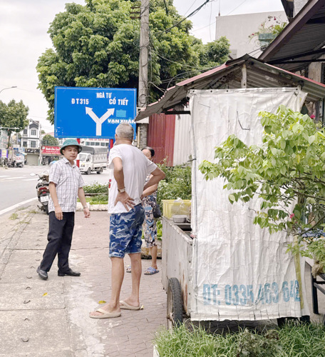 Đồng chí Nguyễn Ngọc Minh - UVBTV, Phó Chủ tịch UBND xã Tam Nông trực tiếp chỉ đạo tại hiện trường