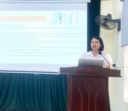 Đồng chí Phan Thị Ngọc Bích - Trưởng phòng phổ biến, giáo dục pháp luật, Sở Tư pháp tỉnh Phú Thọ truyền đạt tại lớp bồi dưỡng