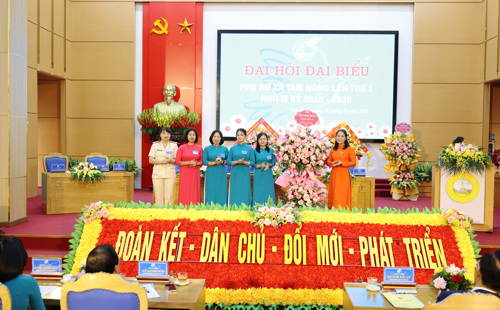 TYM Tam Nông tặng hoa chúc mừng